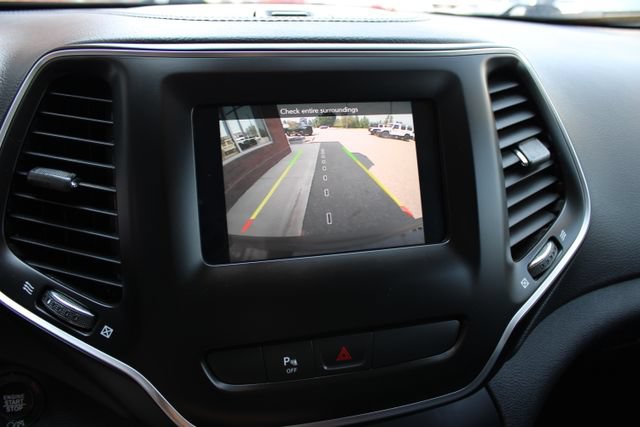 Used 2019 Jeep Cherokee Latitude Plus w/ Cold Weather Group AWD/4WD image 22