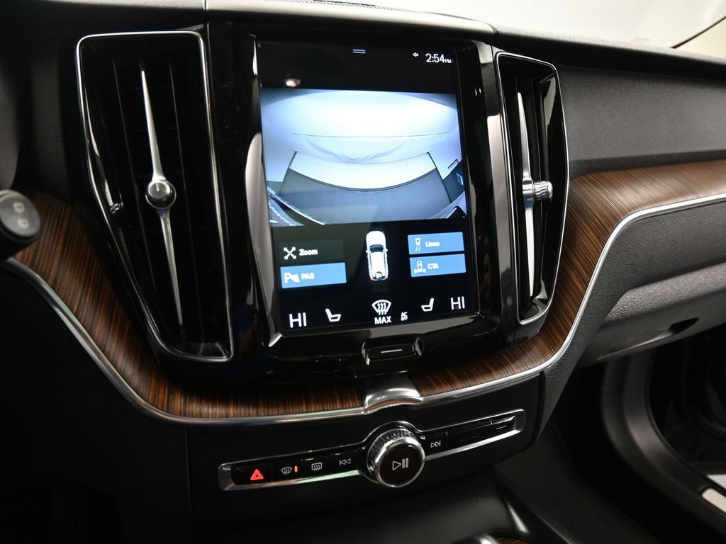 Used 2021 Volvo XC60 T5 Momentum w/ Premium Package image 13