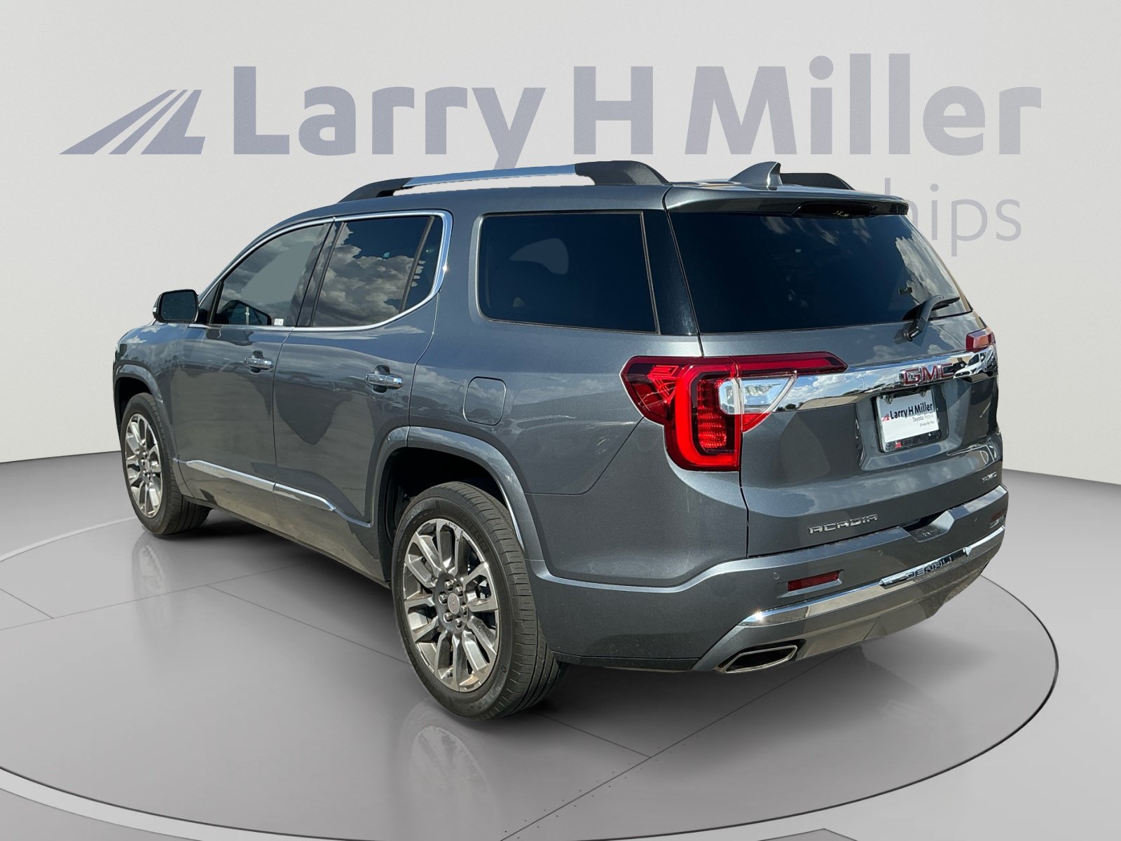 Used 2021 GMC Acadia Denali w/ Denali Ultimate Package AWD/4WD image 3