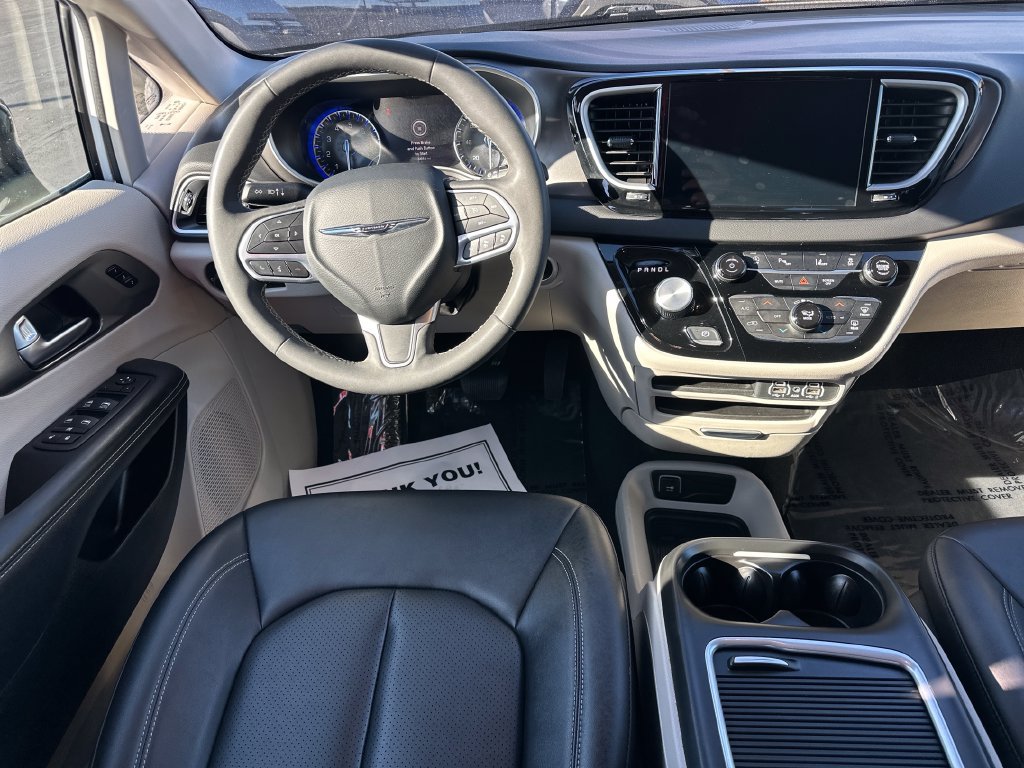Used 2024 Chrysler Pacifica Touring-L FWD image 16