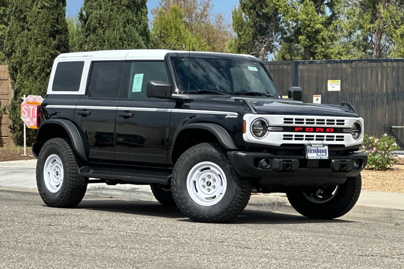 New 2026 Ford Bronco Heritage Edition AWD/4WD image 2