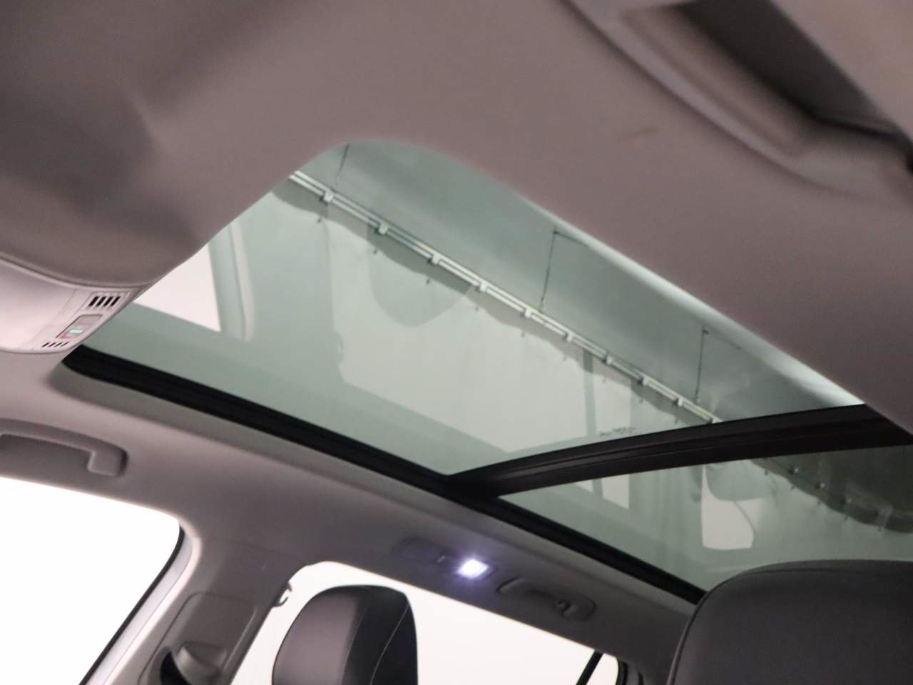 Certified 2023 Volkswagen Tiguan SE w/ Panoramic Sunroof Package FWD image 18