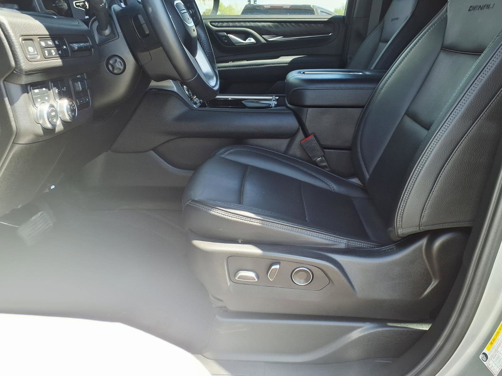 Used 2024 GMC Yukon Denali w/ Advanced Technology Package AWD/4WD image 21