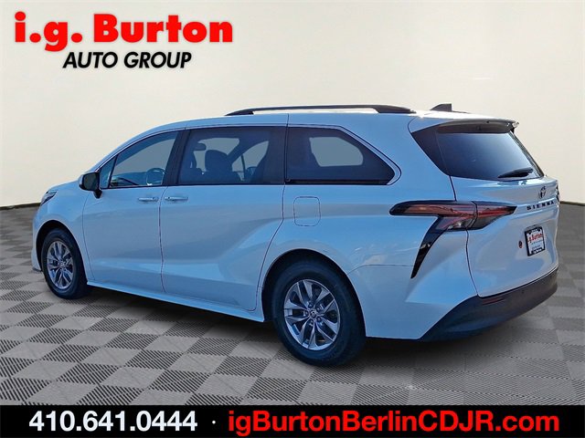 Used 2022 Toyota Sienna XLE image 4