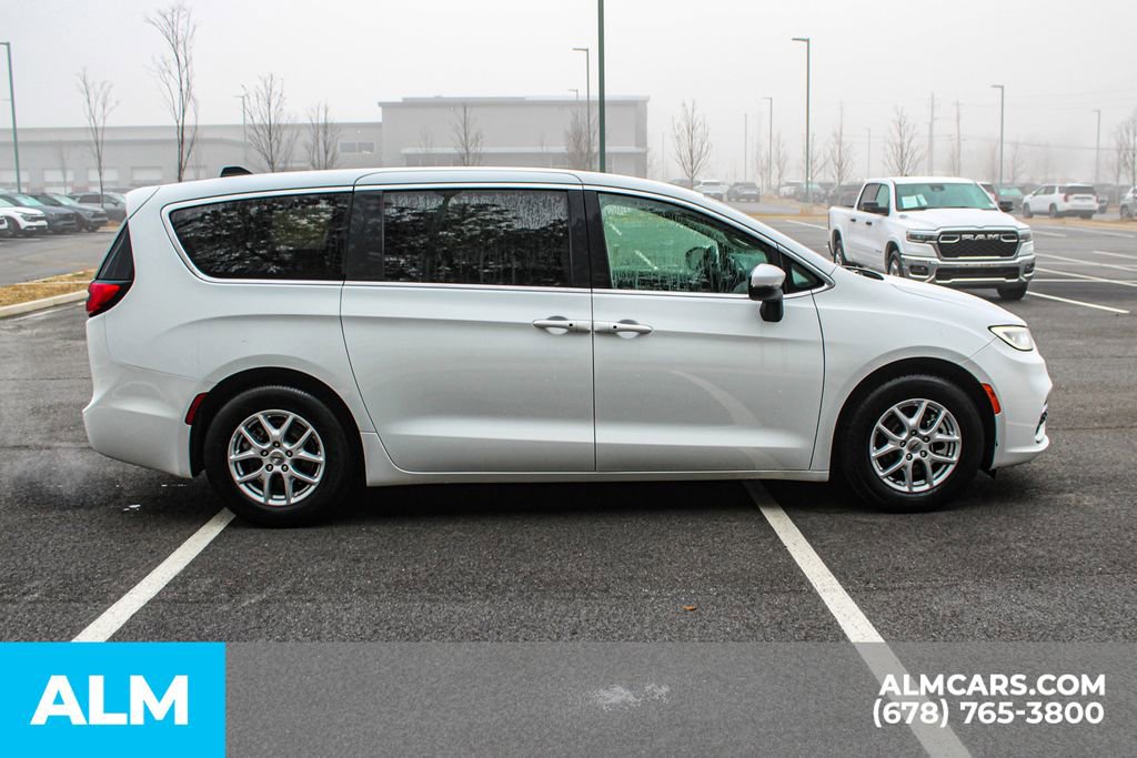 Used 2023 Chrysler Pacifica Touring-L image 9