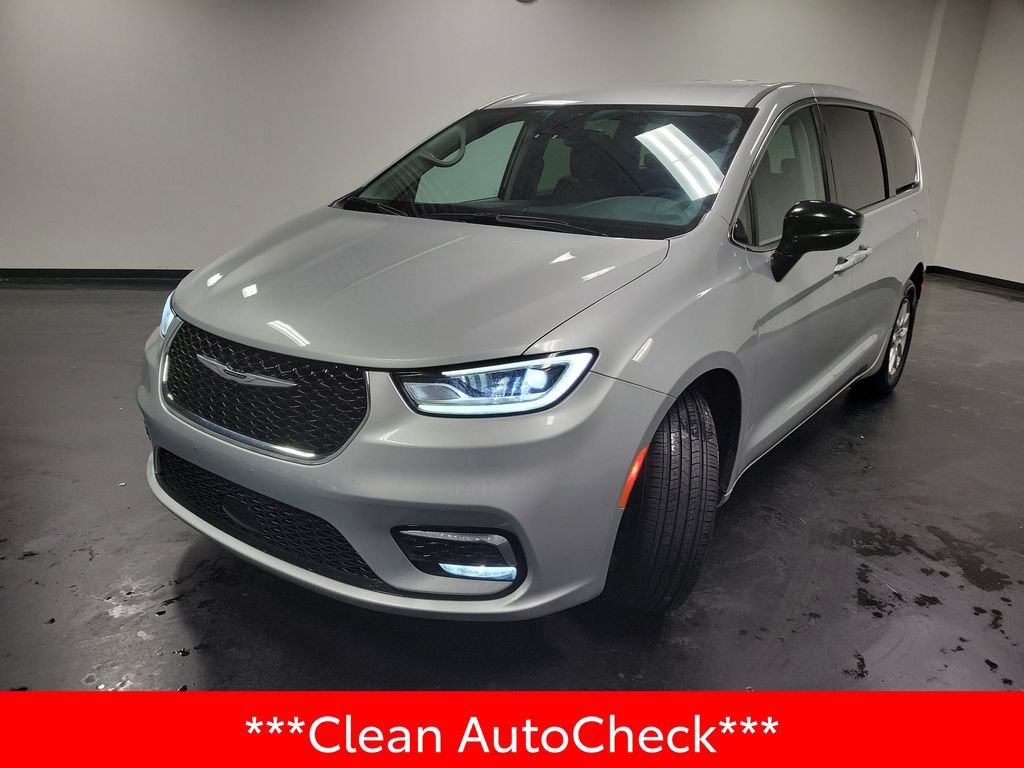 Used 2024 Chrysler Pacifica Touring-L FWD image 4