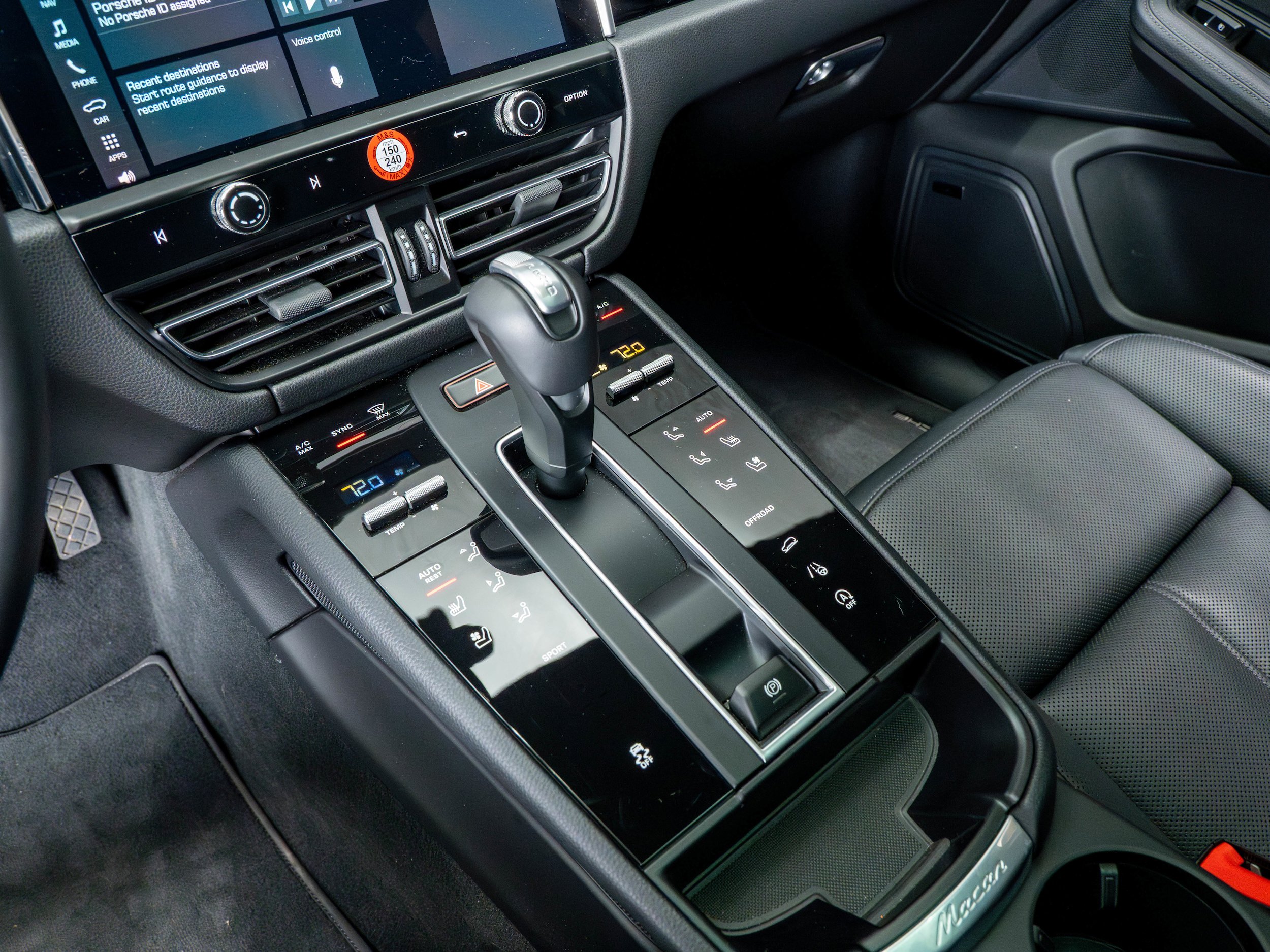 Certified 2025 Porsche Macan AWD/4WD image 24