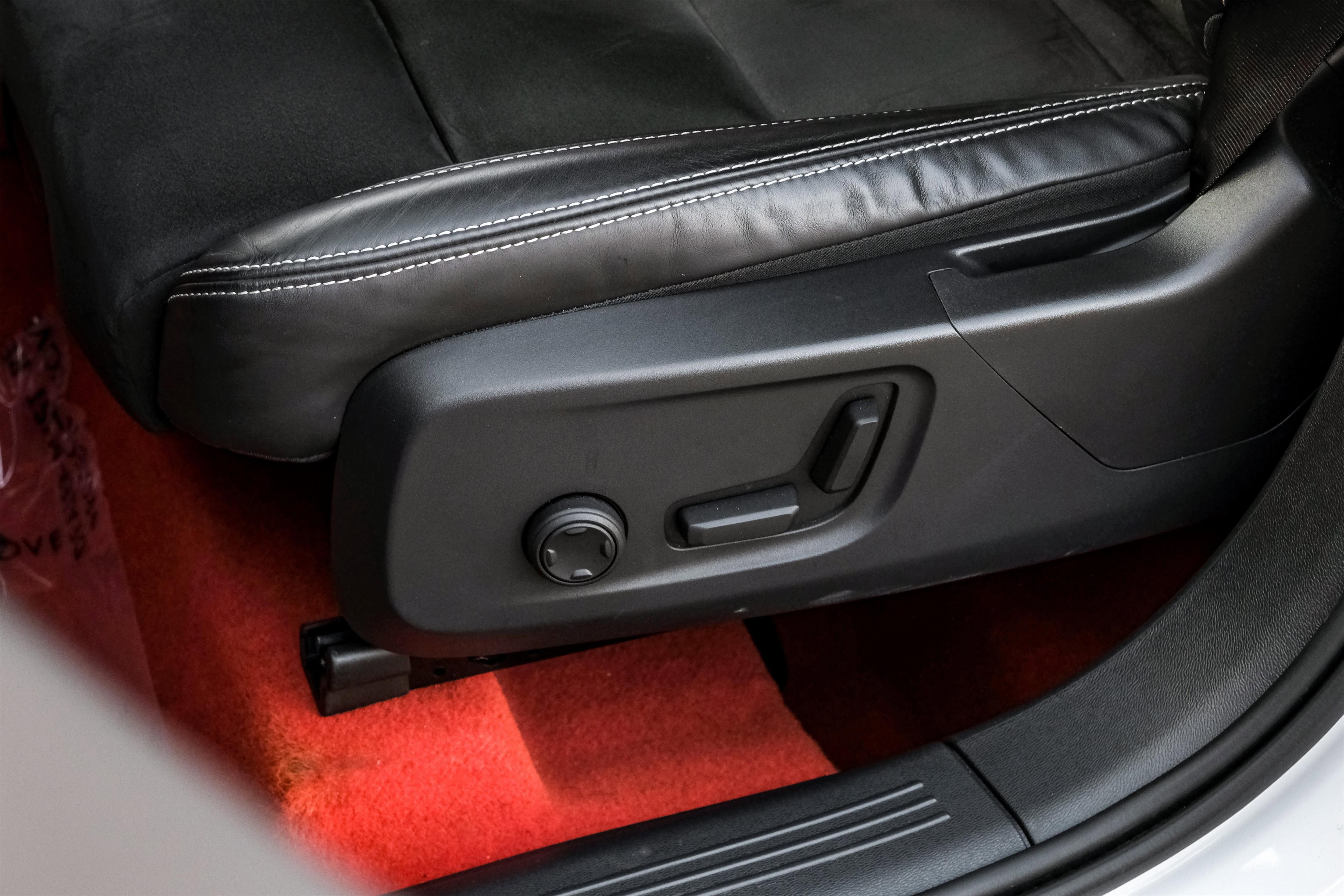 Used 2021 Volvo XC40 T4 R-Design image 34