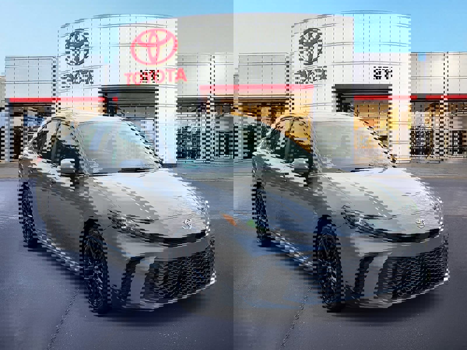 Used 2025 Toyota Camry SE image 3