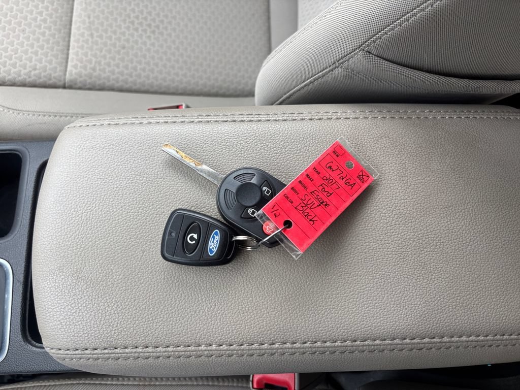 Used 2017 Ford Escape SE AWD/4WD image 31