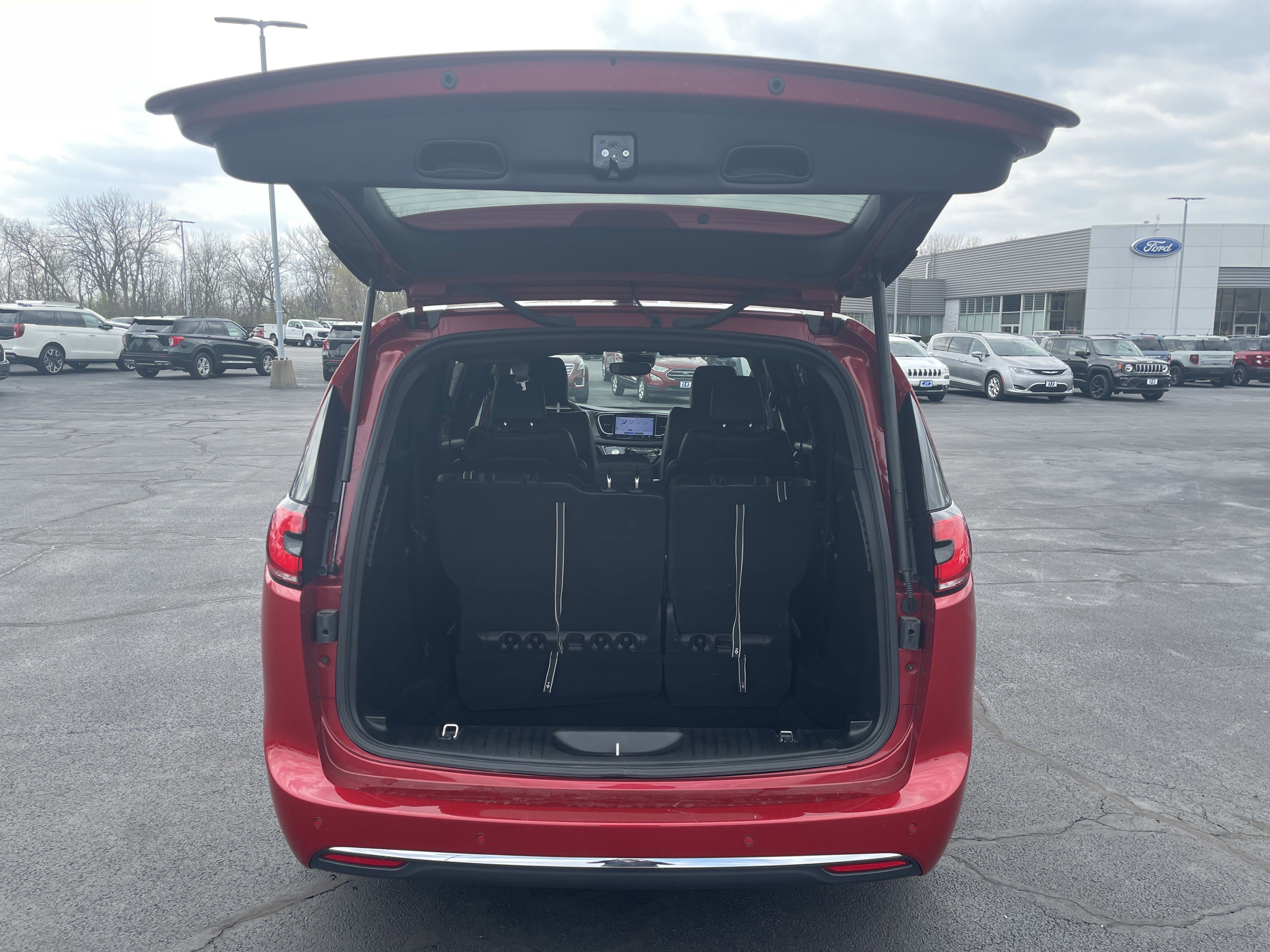 Used 2025 Chrysler Pacifica Select image 32