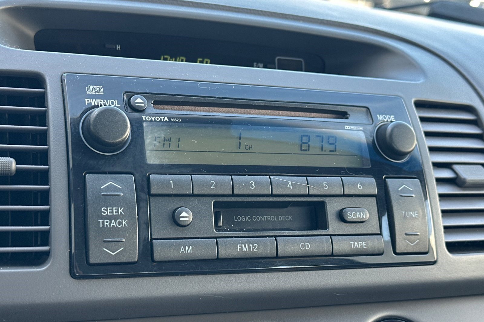 Used 2004 Toyota Camry LE image 22