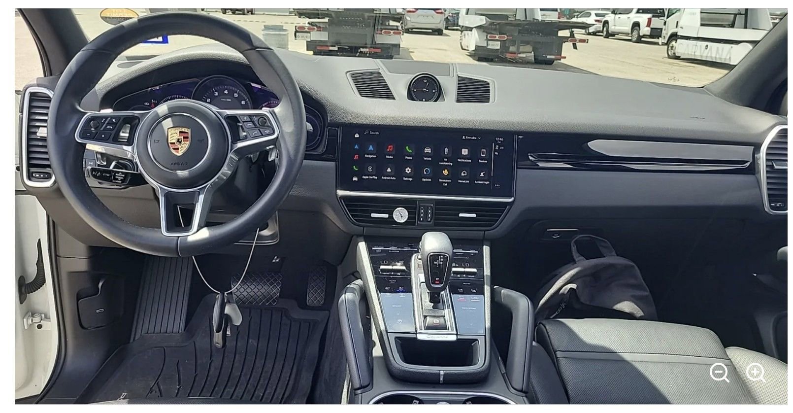 Used 2023 Porsche Cayenne Platinum Edition image 4