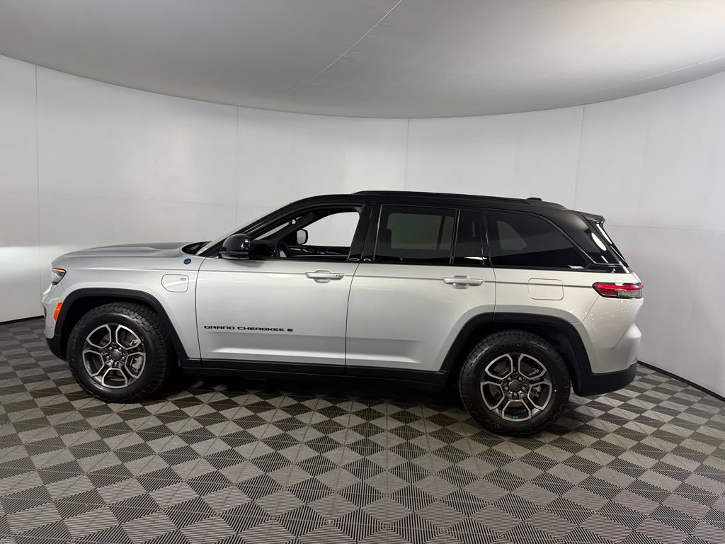 Used 2023 Jeep Grand Cherokee Trailhawk w/ Advanced Protech Group II AWD/4WD image 10