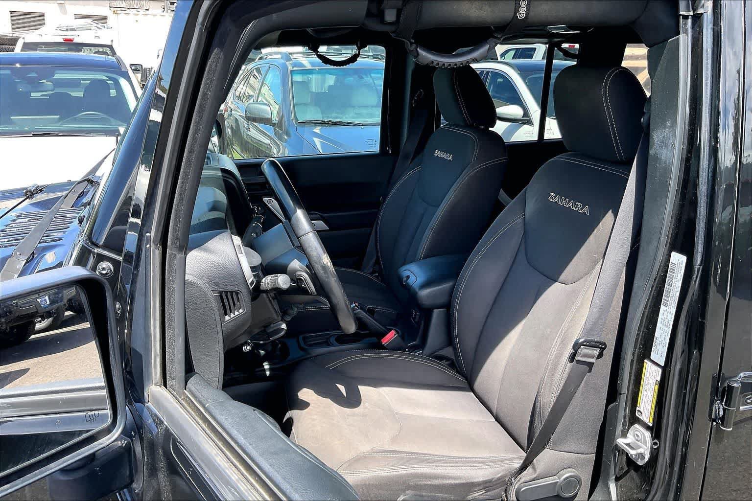 Used 2017 Jeep Wrangler Unlimited Sahara w/ Connectivity Group AWD/4WD image 11