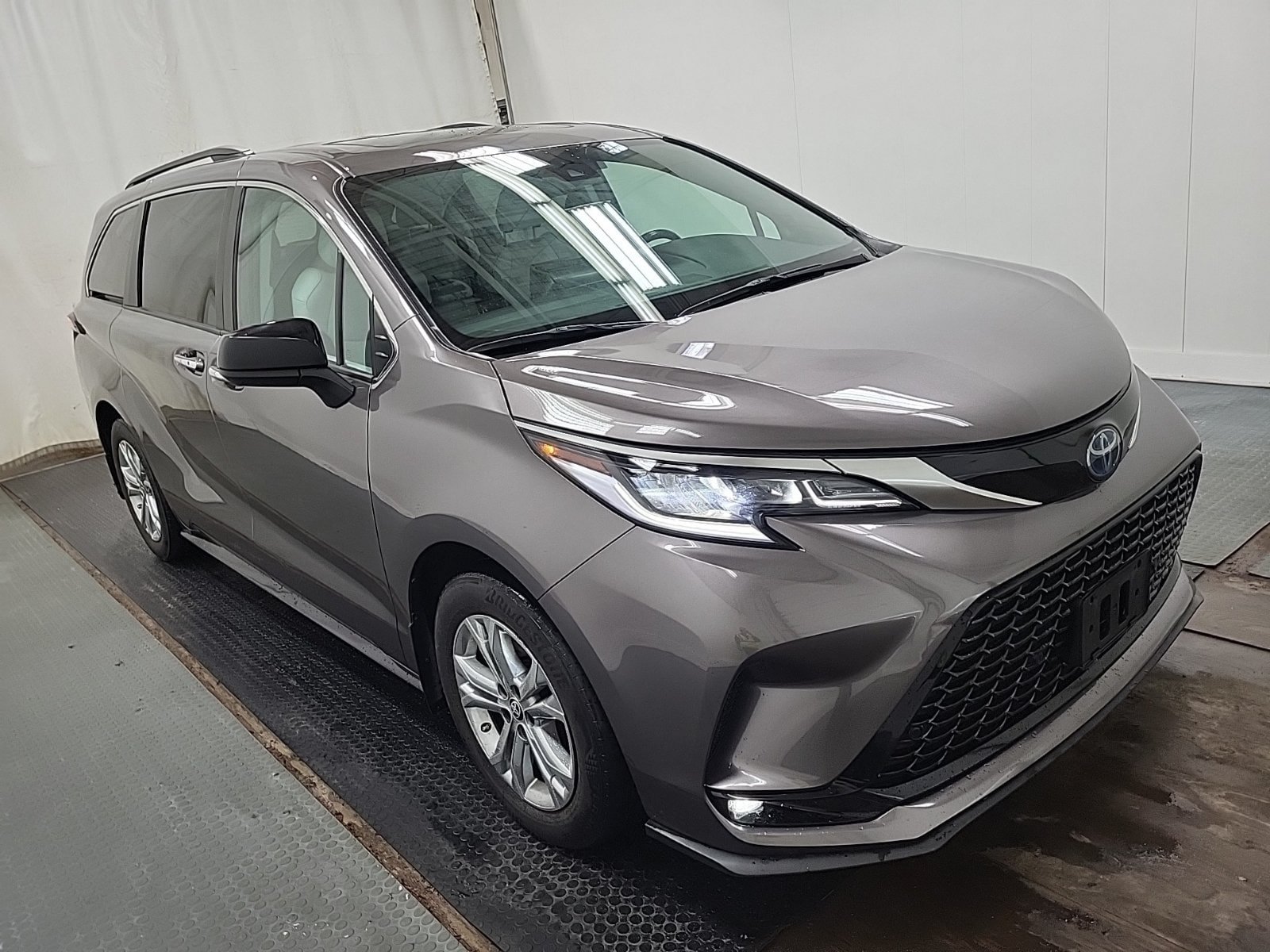Used 2022 Toyota Sienna XSE AWD/4WD image 5