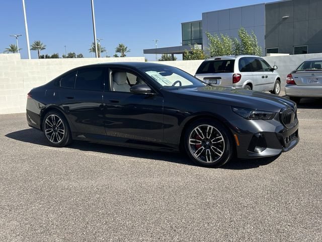 New 2026 BMW 550e xDrive w/ Premium Package AWD/4WD image 4