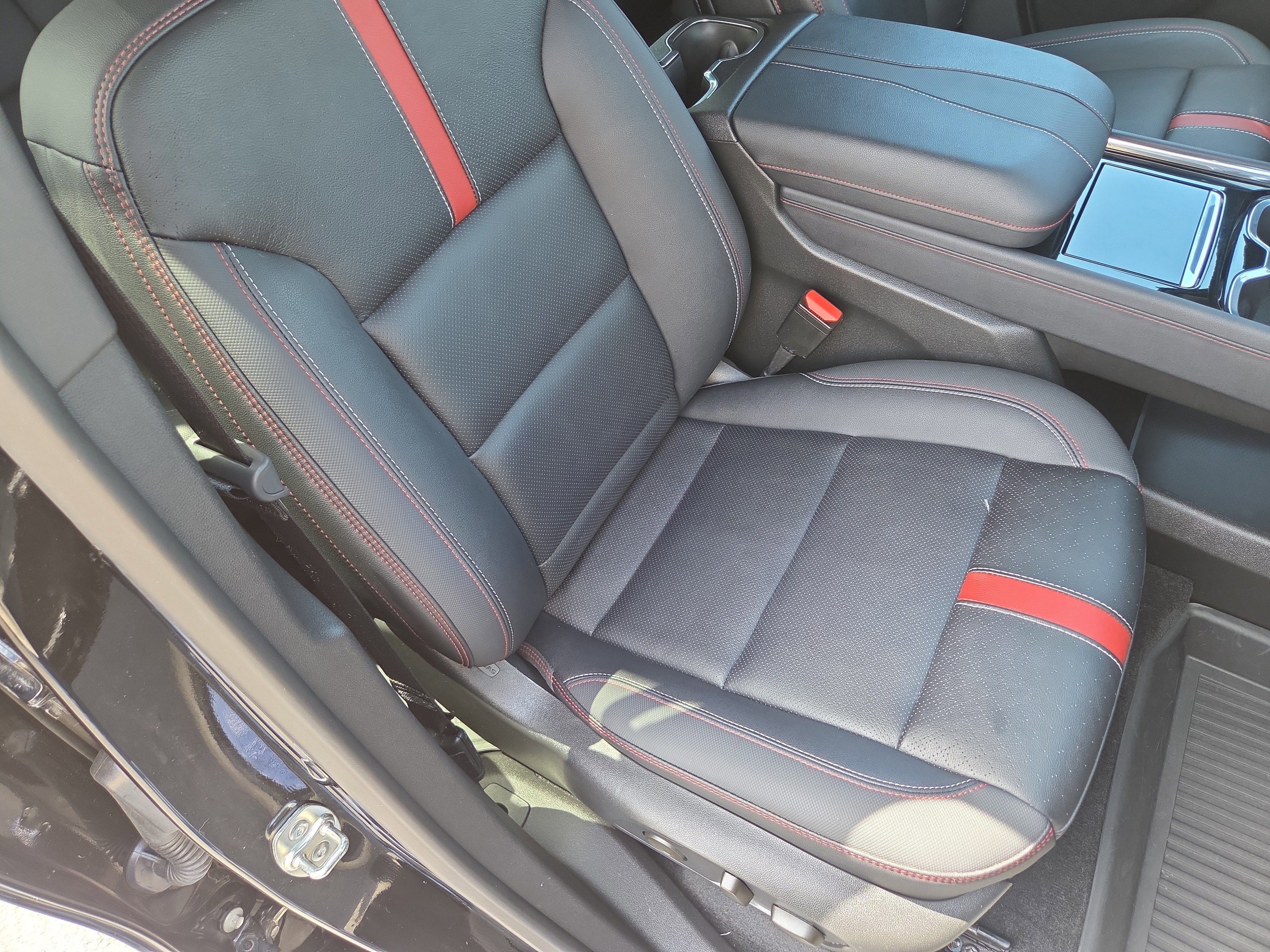 Used 2025 Chevrolet Traverse RS w/ LPO, Floor Liner Package AWD/4WD image 16