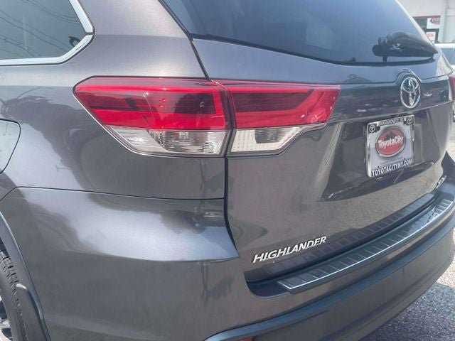 Used 2017 Toyota Highlander XLE AWD/4WD image 13