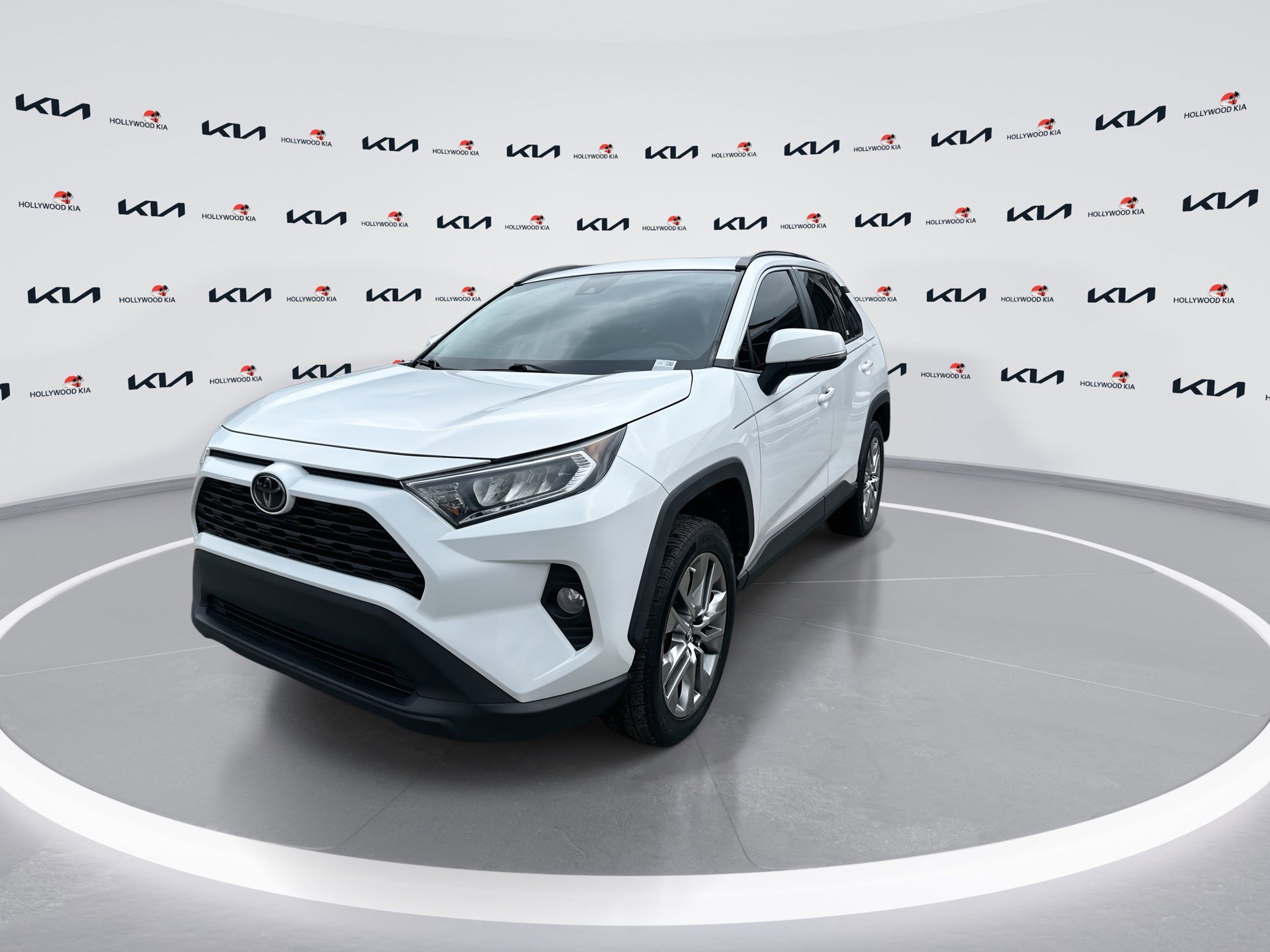 Used 2019 Toyota RAV4 XLE Premium image 4