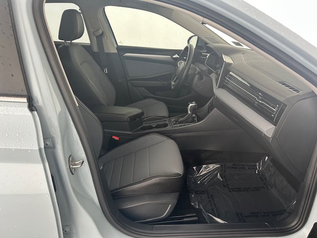 Used 2025 Volkswagen Jetta SE FWD image 12