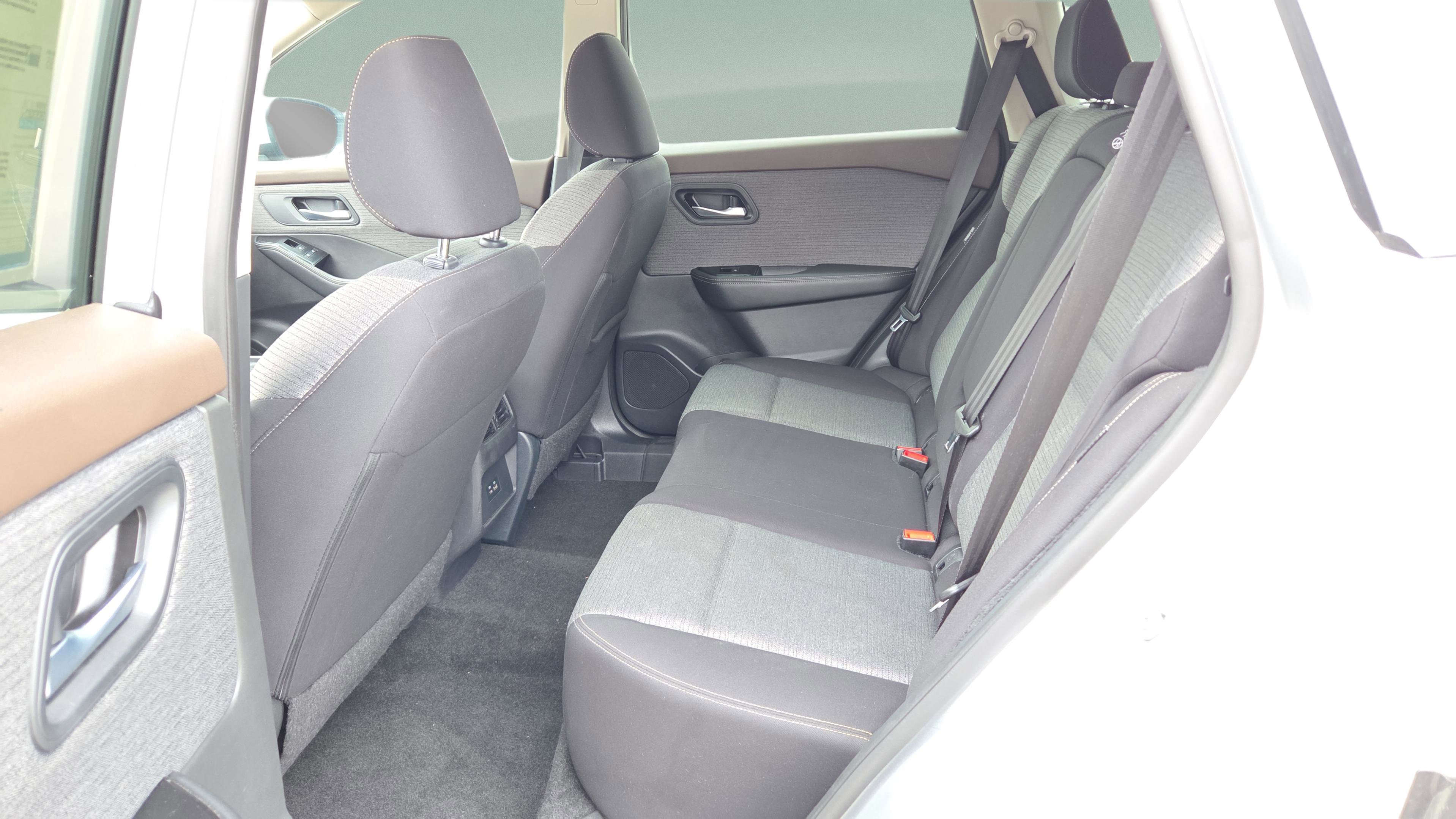 Used 2023 Nissan Rogue SV image 31