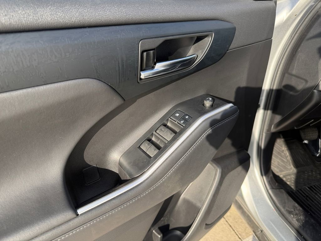 Used 2022 Toyota Highlander XSE FWD image 11