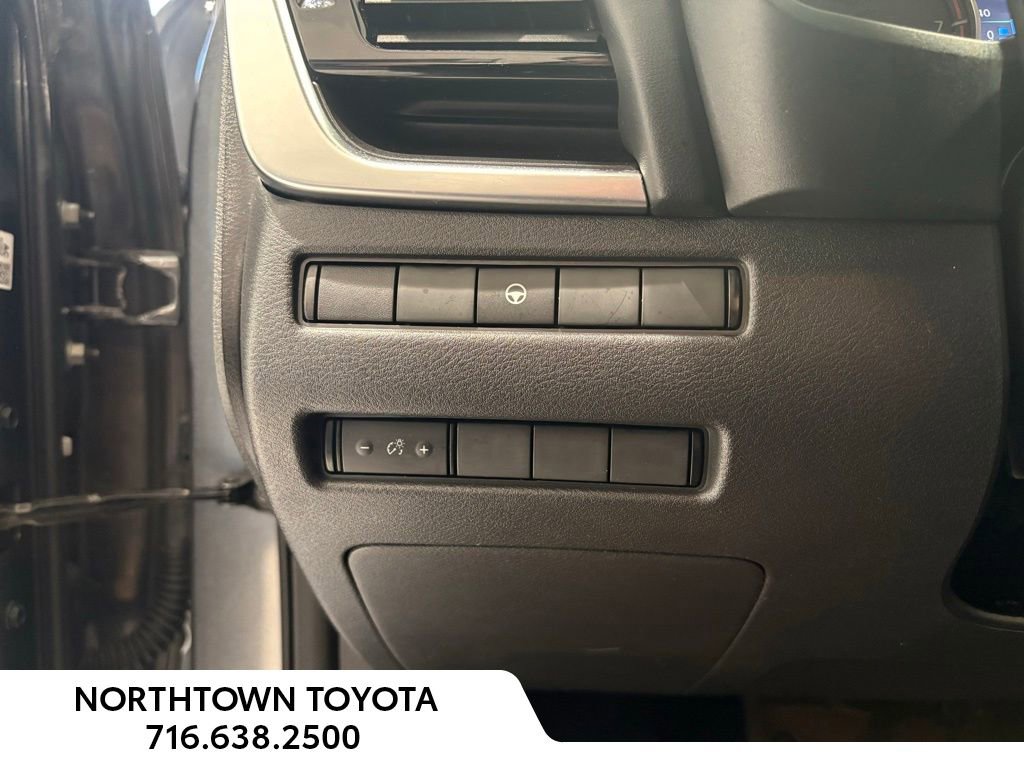 Used 2022 Nissan Rogue SV image 12