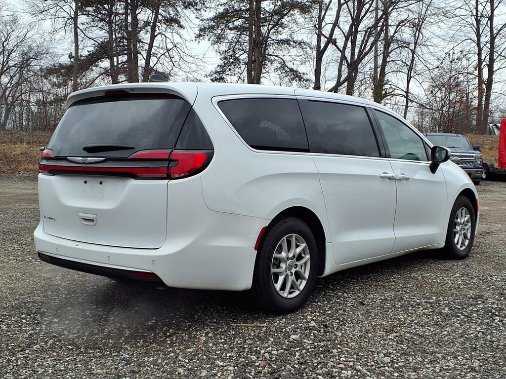 Used 2023 Chrysler Pacifica Touring-L image 5