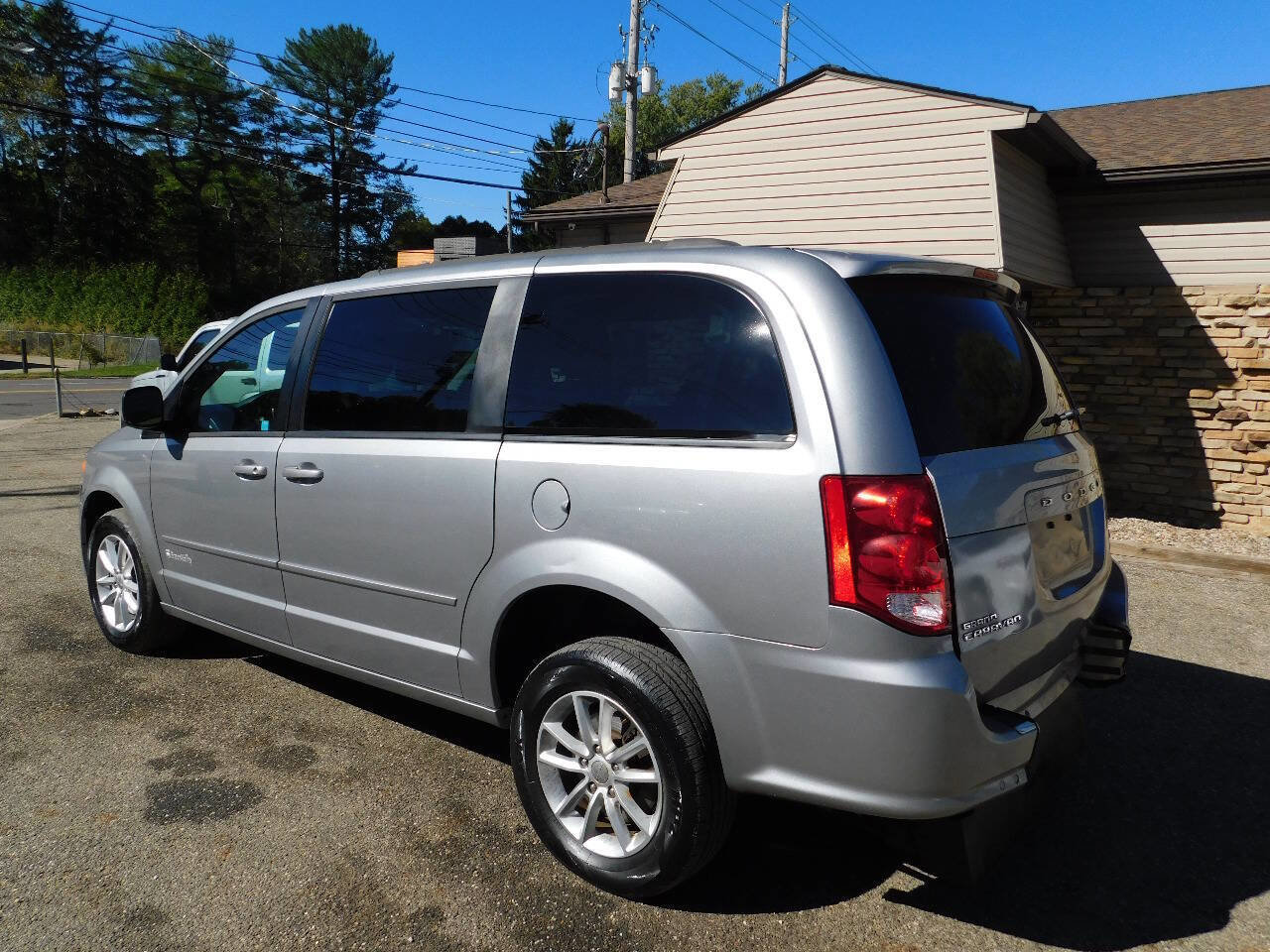 Used 2016 Dodge Grand Caravan SXT w/ Rear Park Assist Package image 10