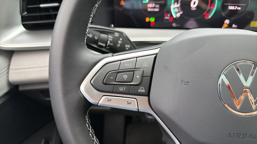 New 2026 Volkswagen Tiguan SE FWD image 21