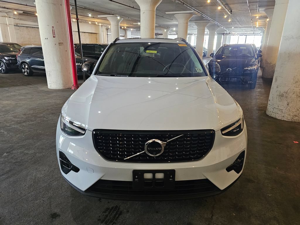 Certified 2025 Volvo XC40 B5 Ultra AWD/4WD image 6