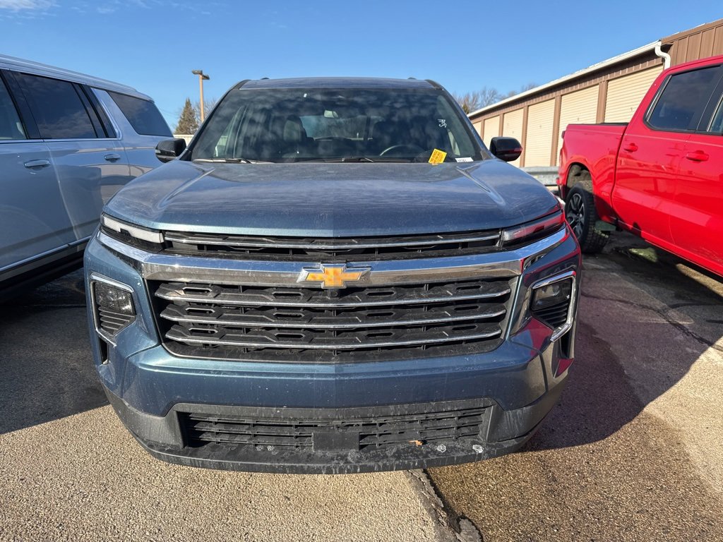 Used 2025 Chevrolet Traverse LT image 2