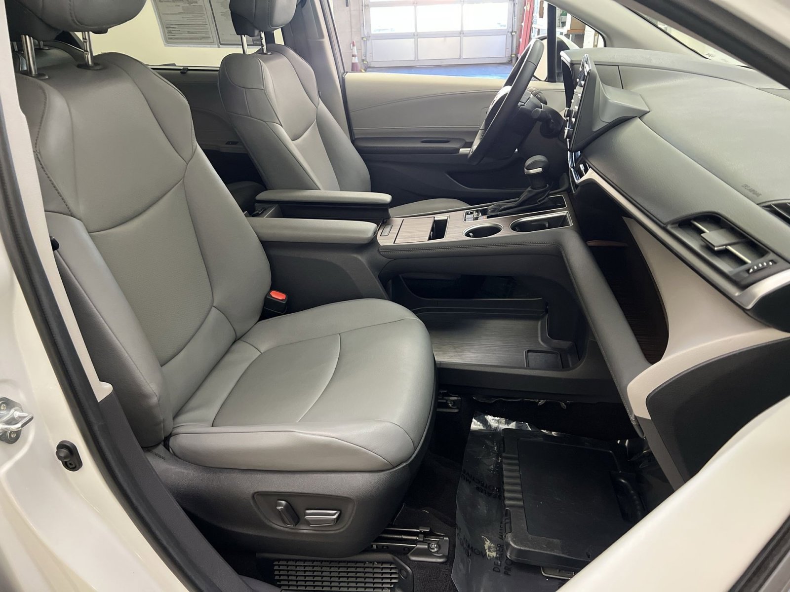 Used 2024 Toyota Sienna XLE image 26