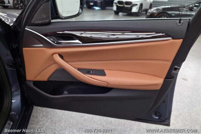 Used 2023 BMW 530e w/ Premium Package RWD image 41