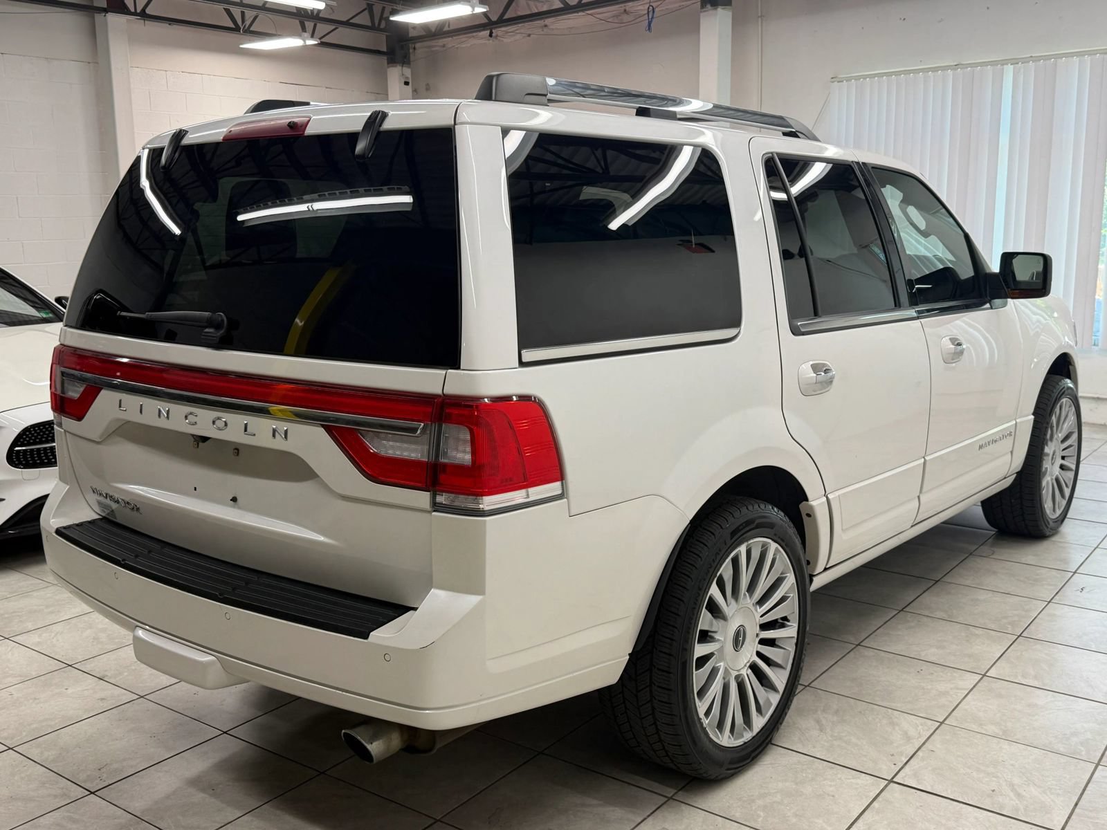 Used 2017 Lincoln Navigator Select AWD/4WD image 9