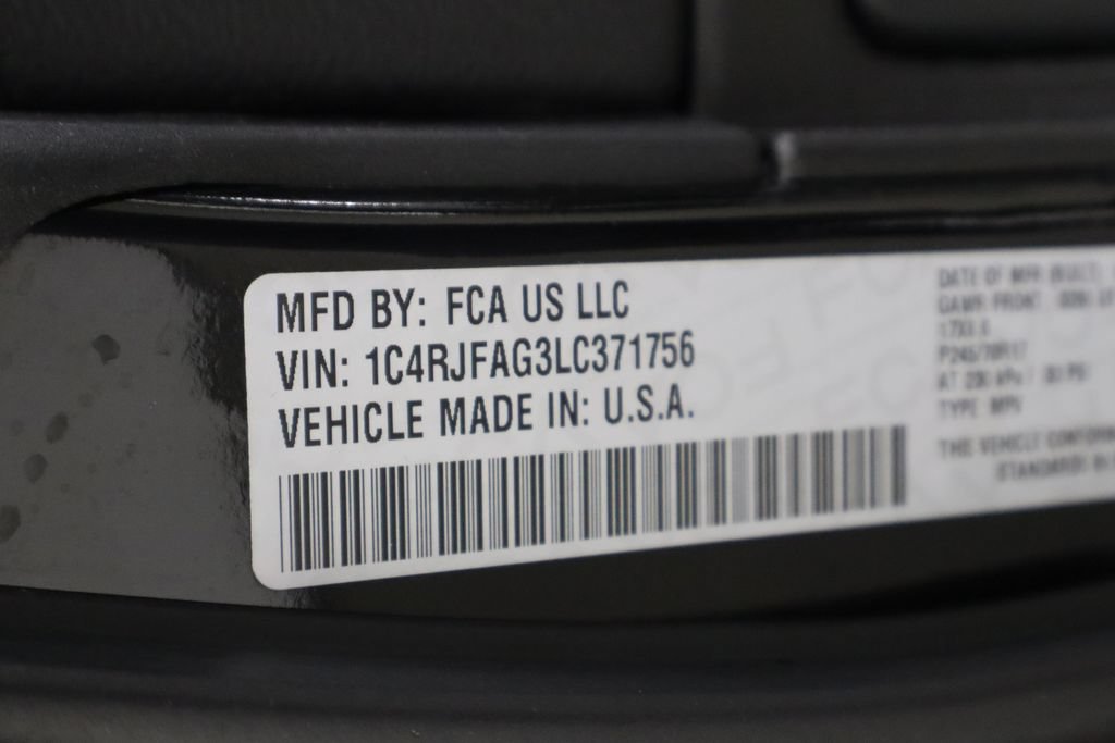 Used 2020 Jeep Grand Cherokee Laredo AWD/4WD image 39