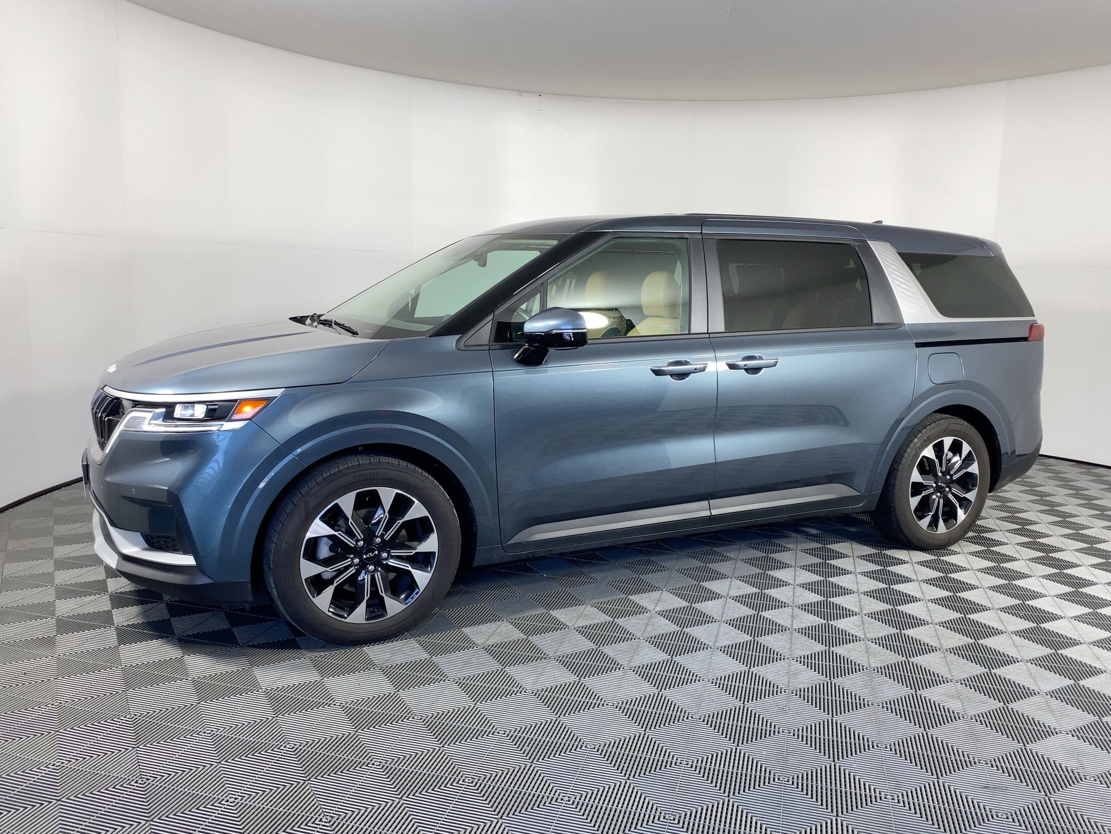 Used 2024 Kia Carnival EX image 1