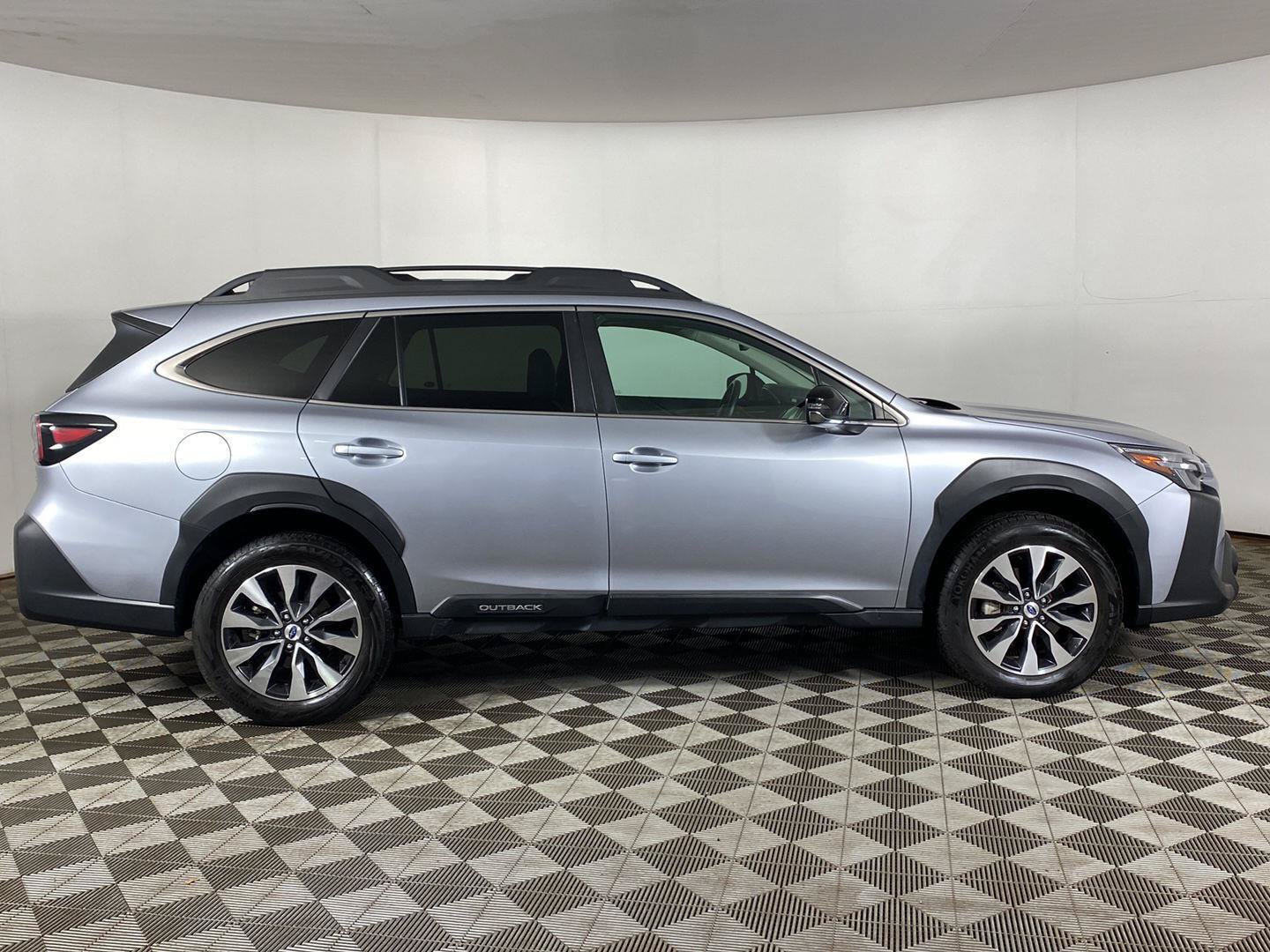Certified 2025 Subaru Outback Limited w/ Tech Package 3 AWD/4WD image 2
