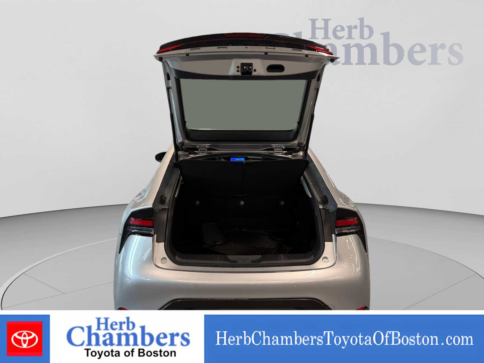 Used 2023 Toyota Prius LE AWD/4WD image 4