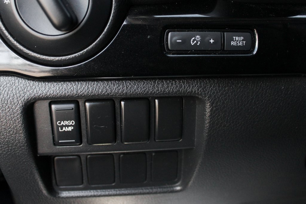 Used 2022 Nissan Titan SV image 17