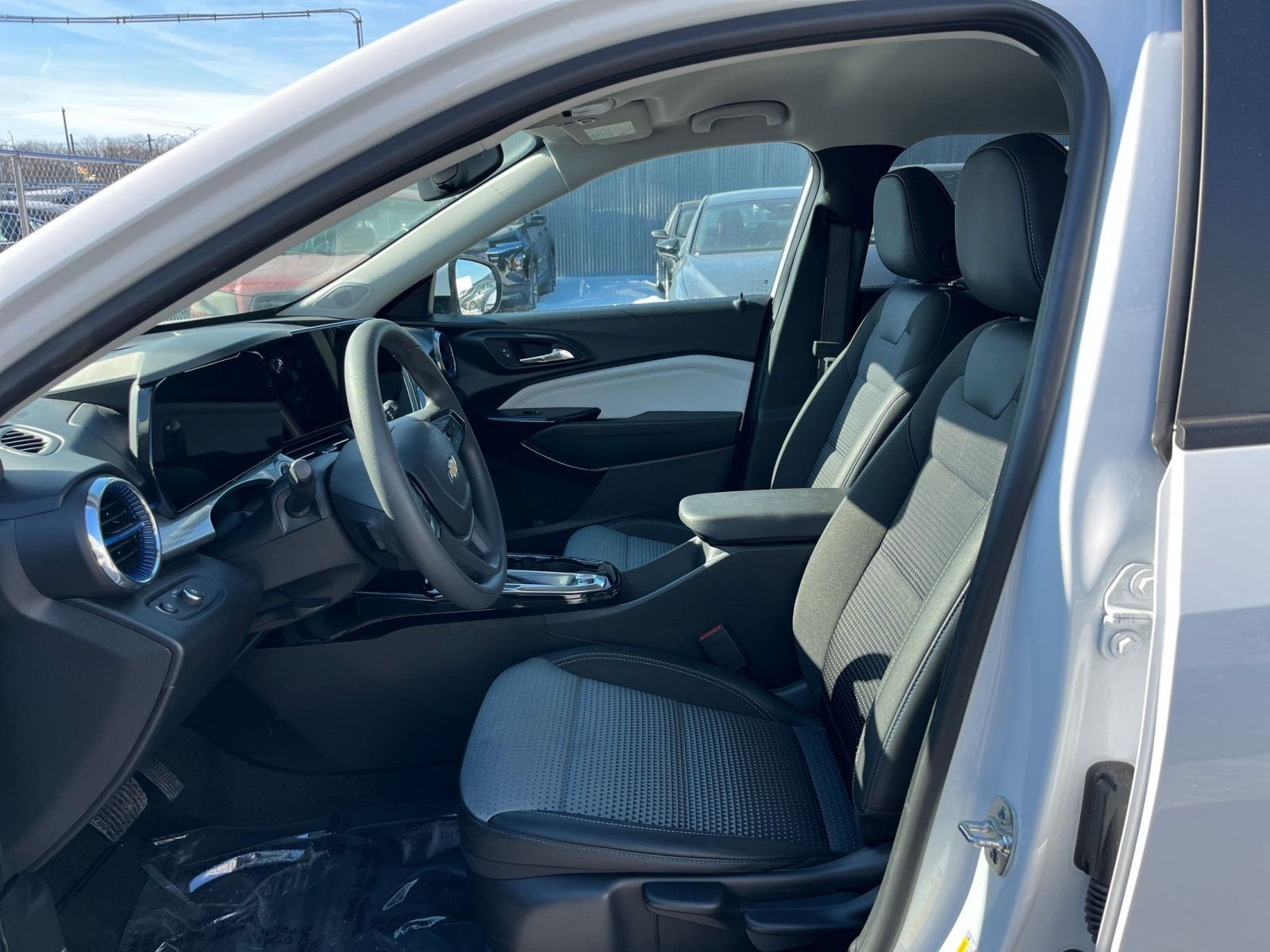 Used 2025 Chevrolet Trax LT image 27