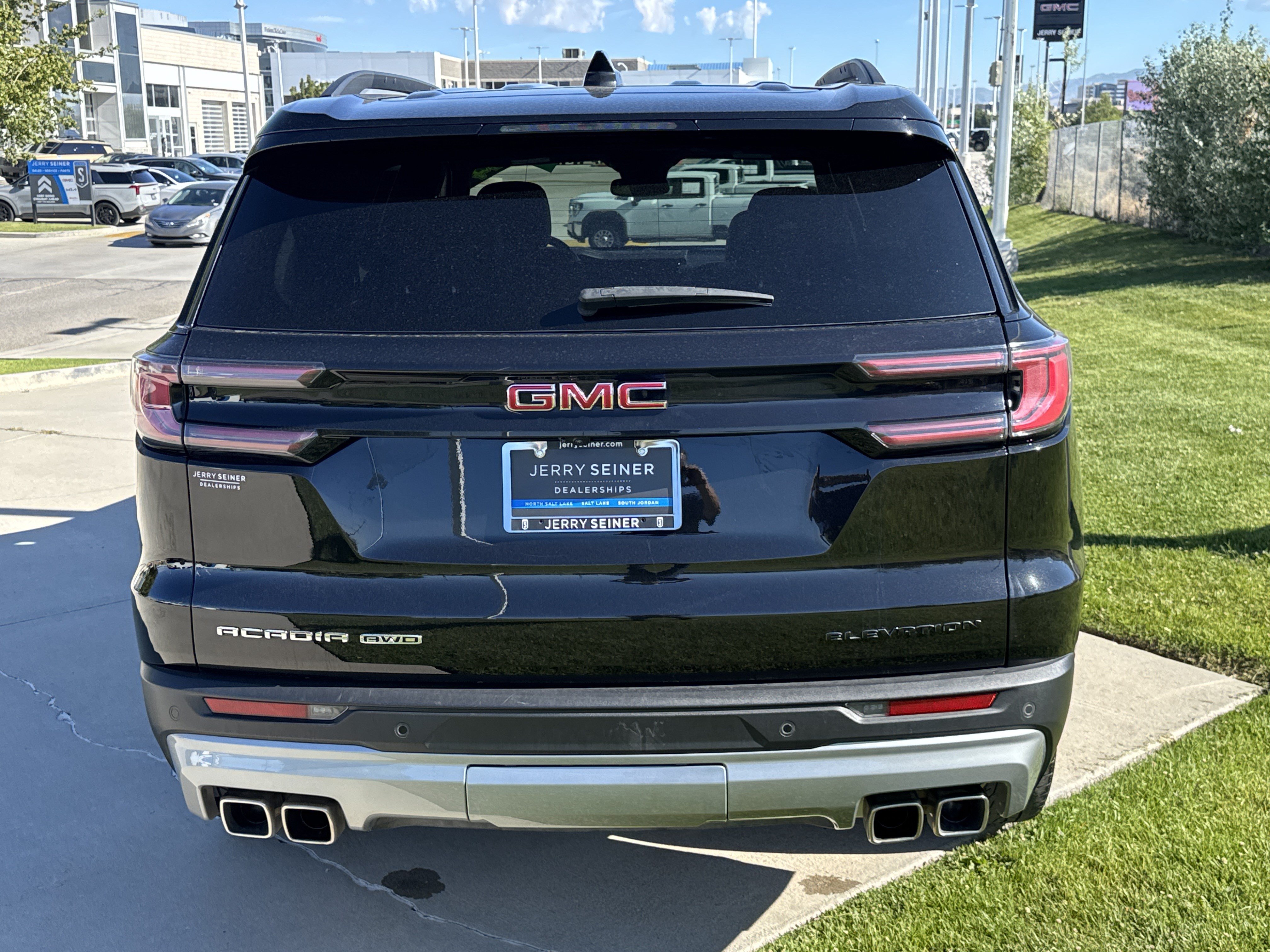 Used 2024 GMC Acadia Elevation w/ Luxury Package AWD/4WD image 4
