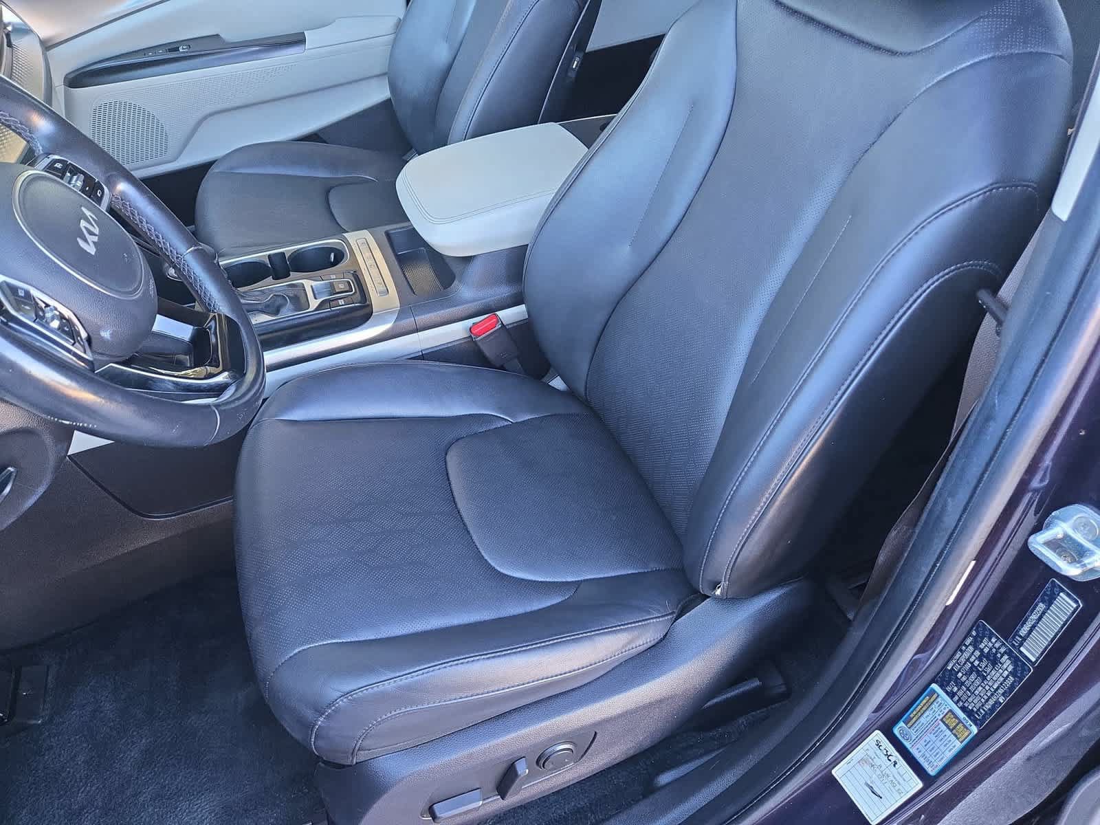 Used 2022 Kia Carnival LX FWD image 16