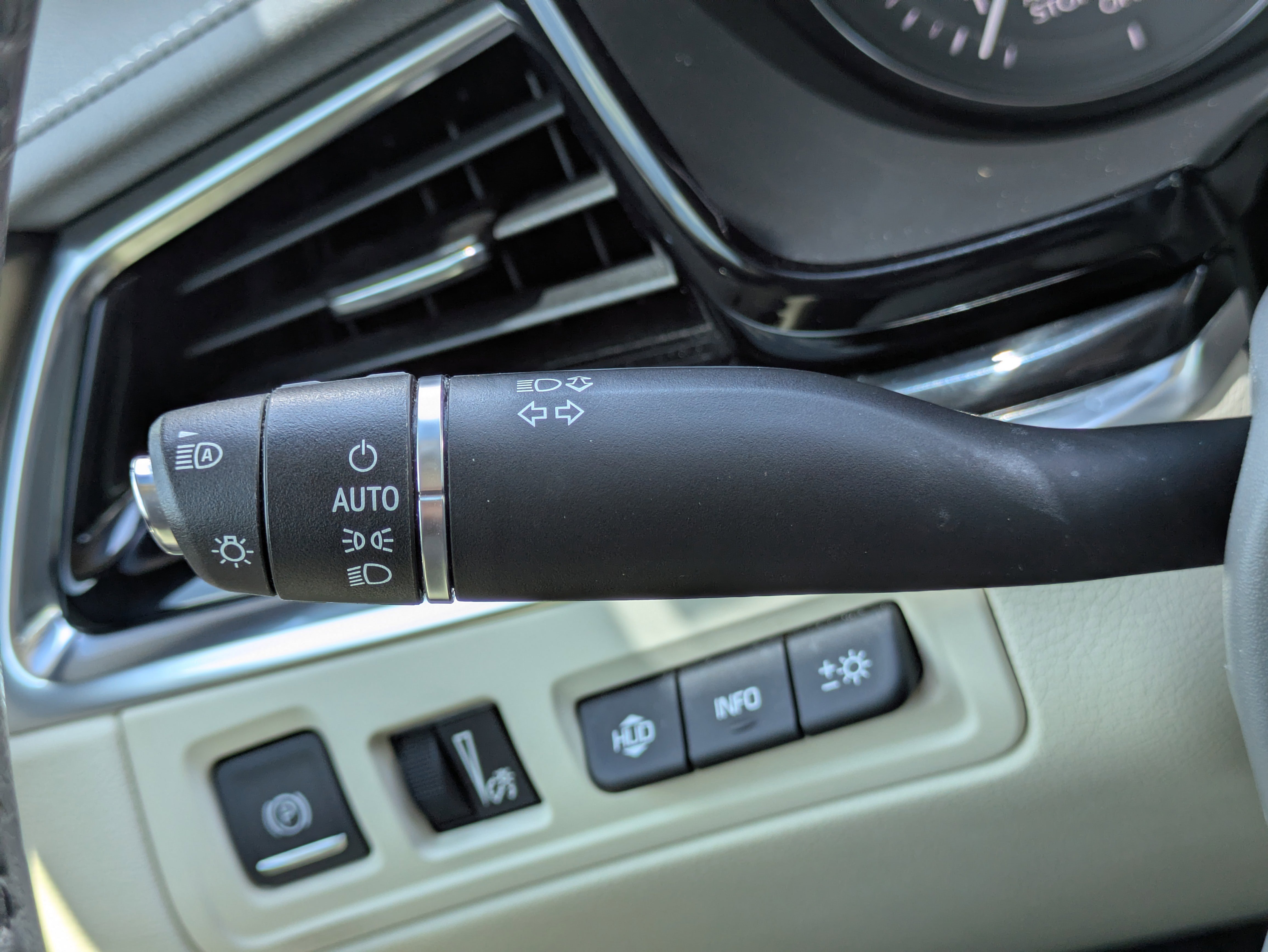 Used 2022 Cadillac XT6 Premium Luxury w/ Technology Package FWD image 18