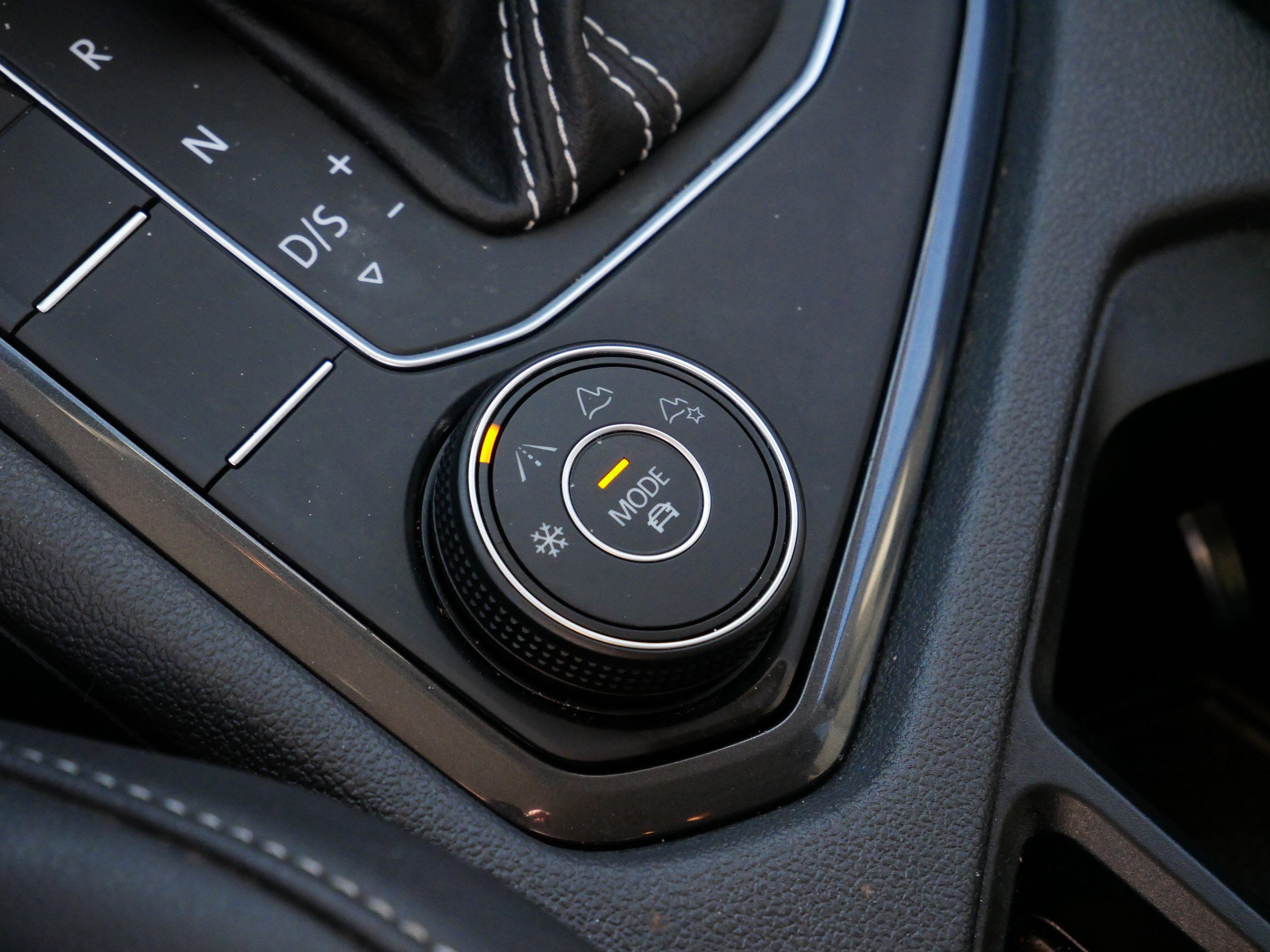 Used 2021 Volkswagen Tiguan SE image 28