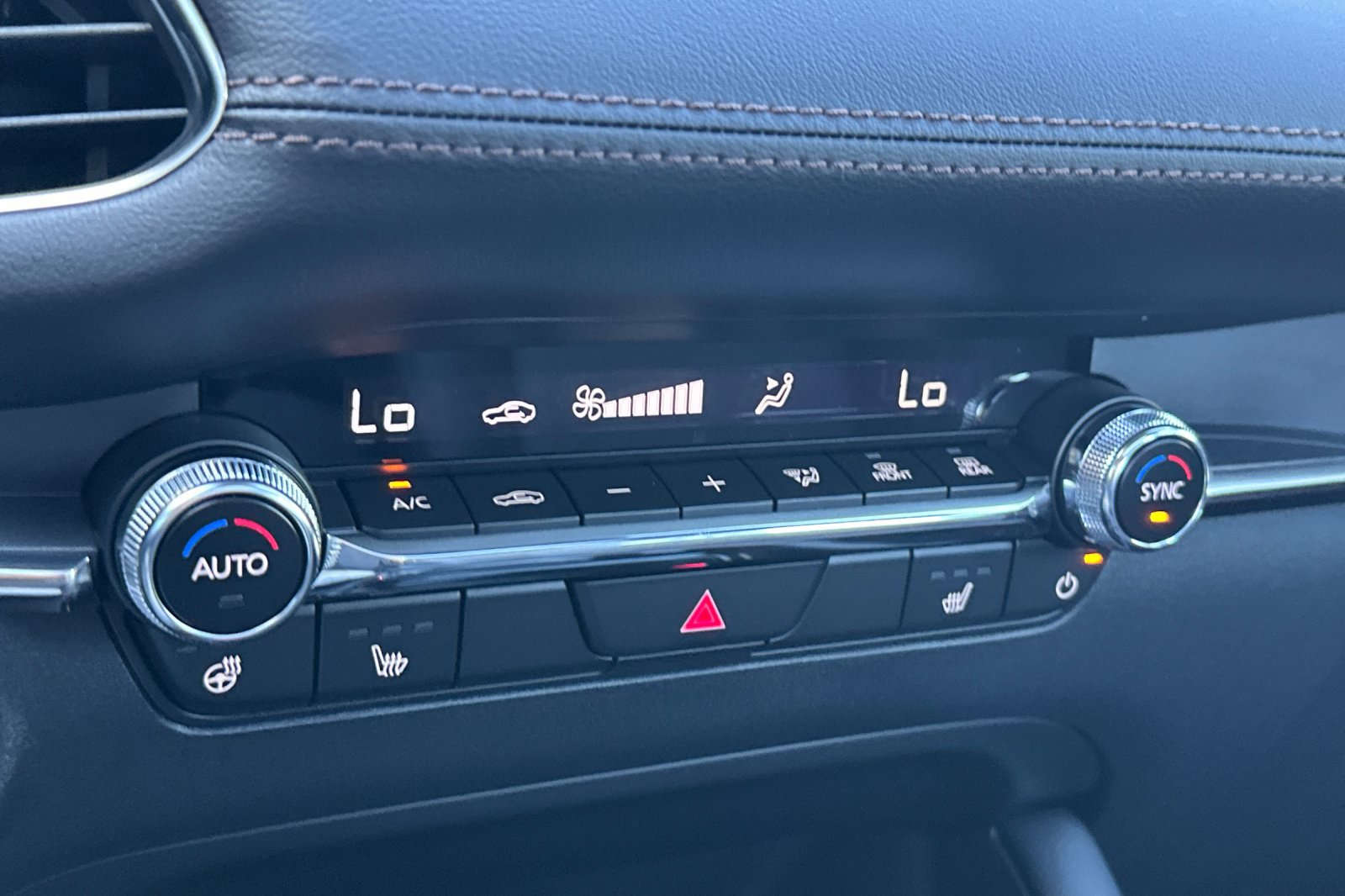 New 2026 MAZDA MAZDA3 Hatchback w/Premium Plus Pkg image 24