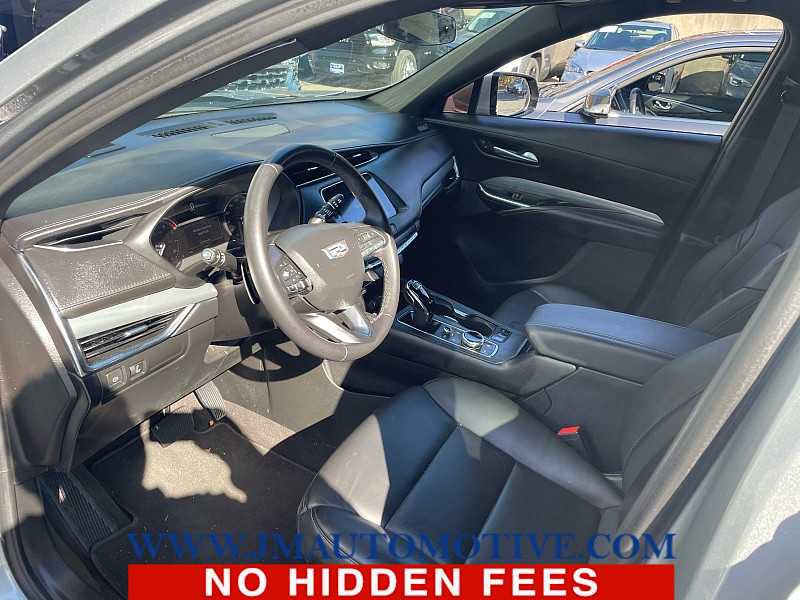 Used 2023 Cadillac XT4 Premium Luxury image 2