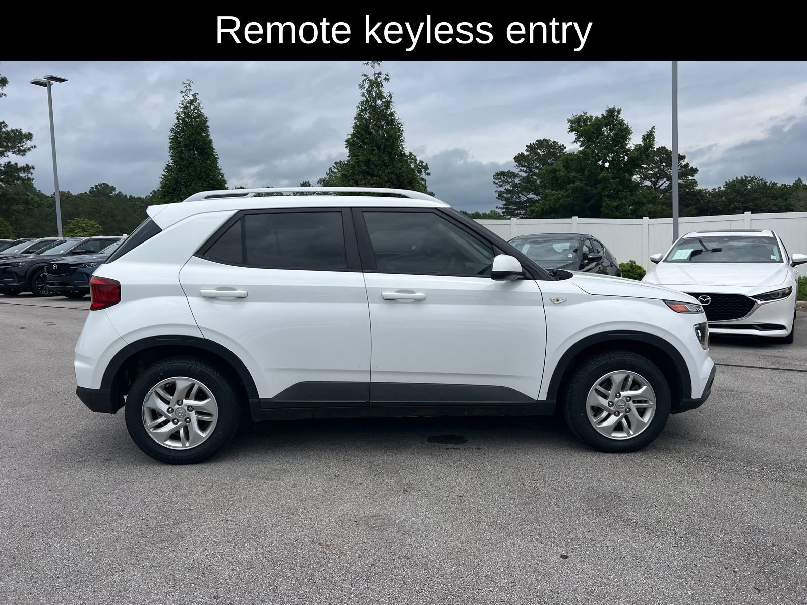 Used 2020 Hyundai Venue SEL FWD image 3