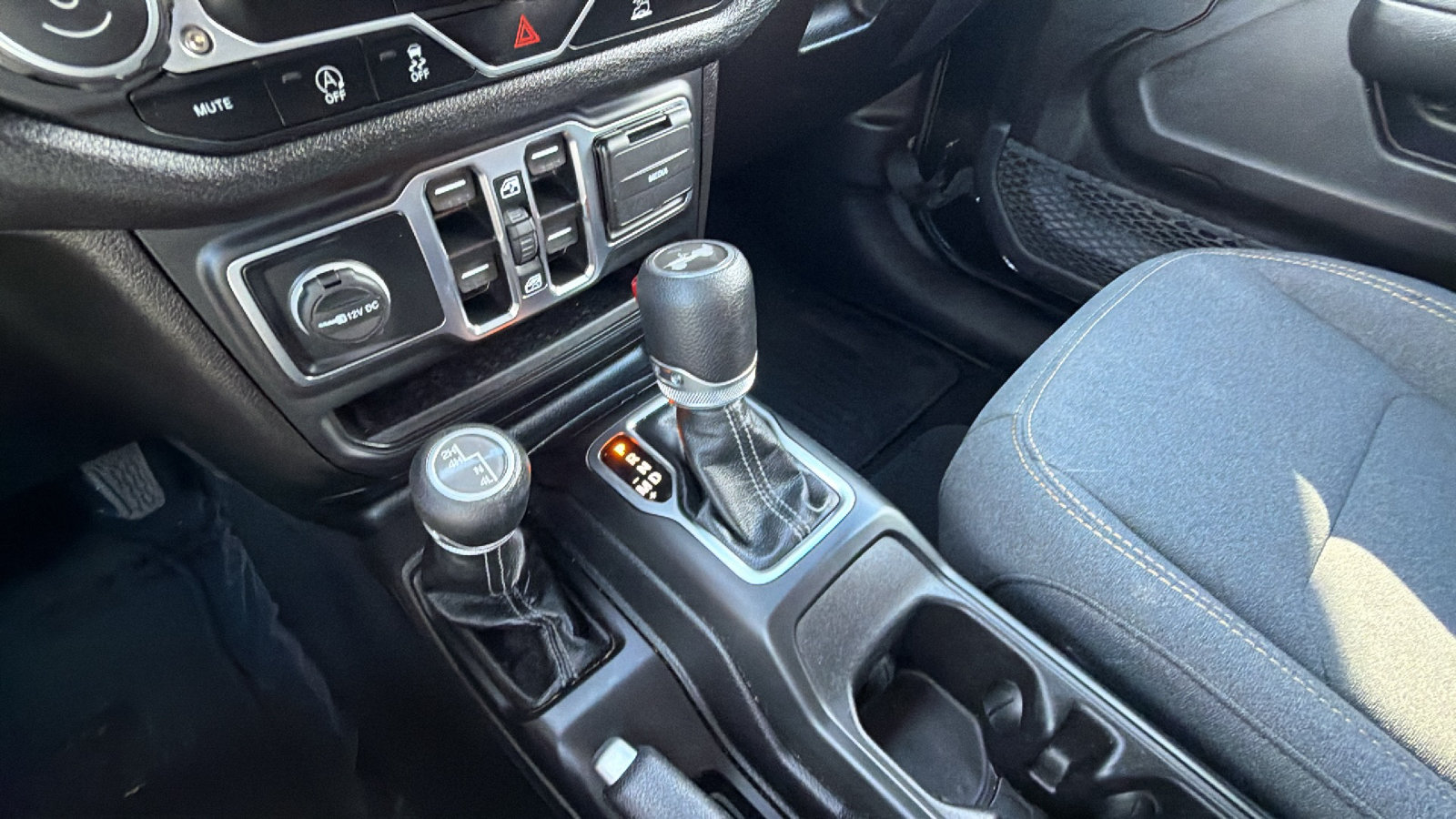 Used 2025 Jeep Wrangler Unlimited Sport AWD/4WD image 31